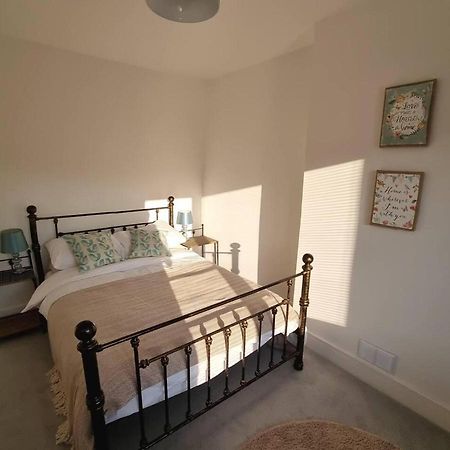 Modern 4-Bedroom Townhouse With Private Garden Abertillery エクステリア 写真