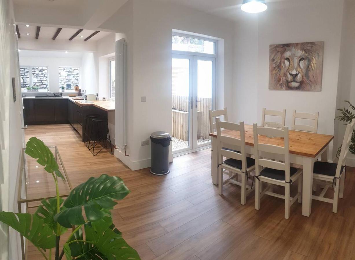 Modern 4-Bedroom Townhouse With Private Garden Abertillery エクステリア 写真