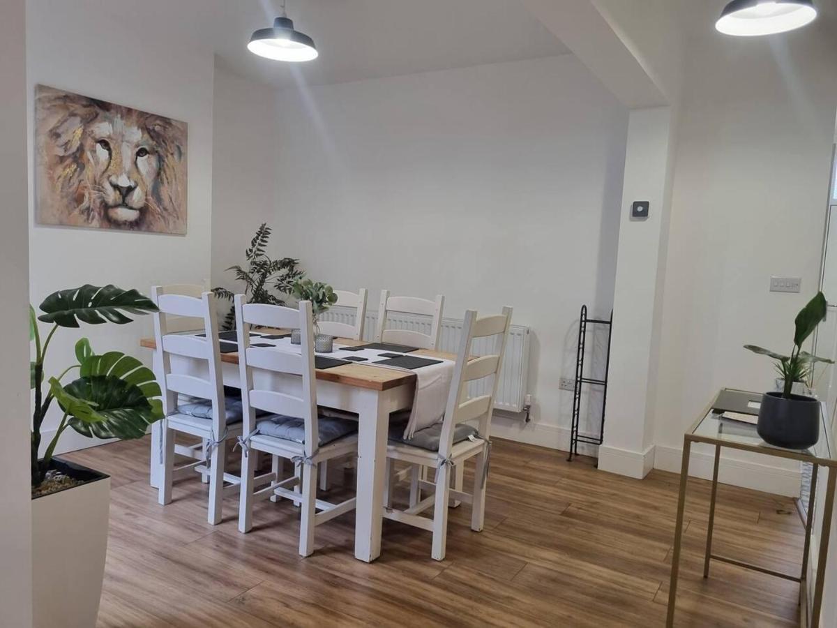 Modern 4-Bedroom Townhouse With Private Garden Abertillery エクステリア 写真