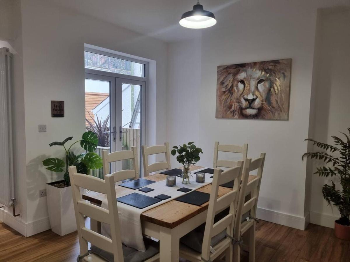 Modern 4-Bedroom Townhouse With Private Garden Abertillery エクステリア 写真