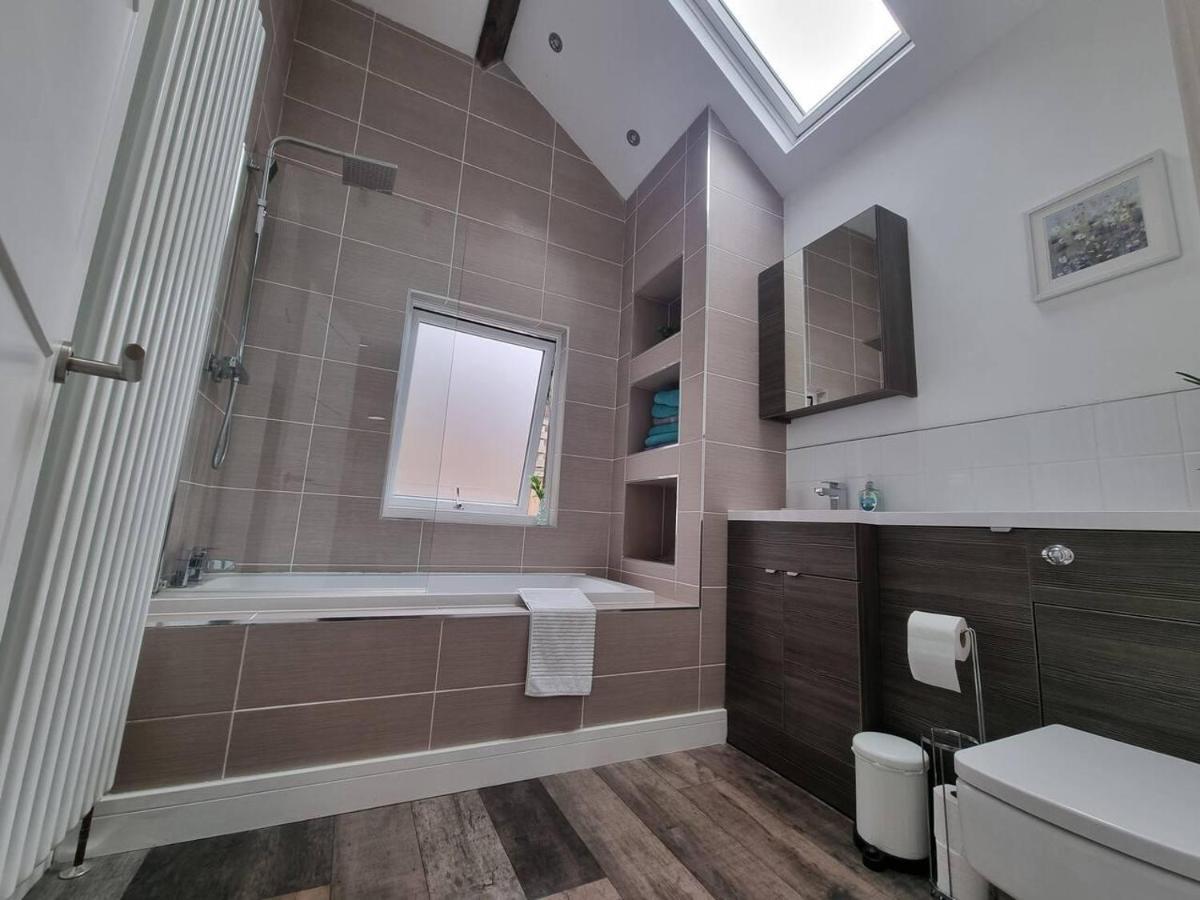 Modern 4-Bedroom Townhouse With Private Garden Abertillery エクステリア 写真