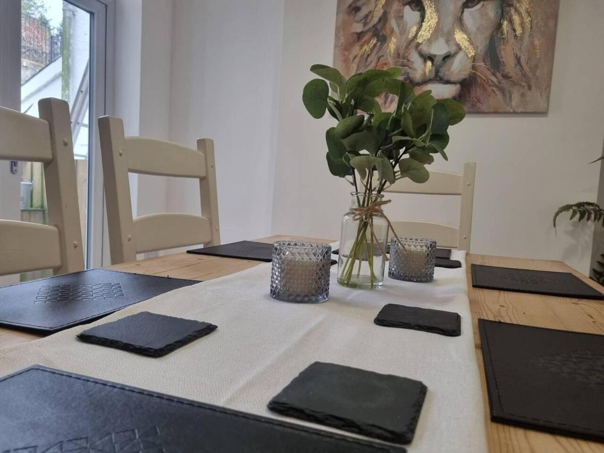 Modern 4-Bedroom Townhouse With Private Garden Abertillery エクステリア 写真