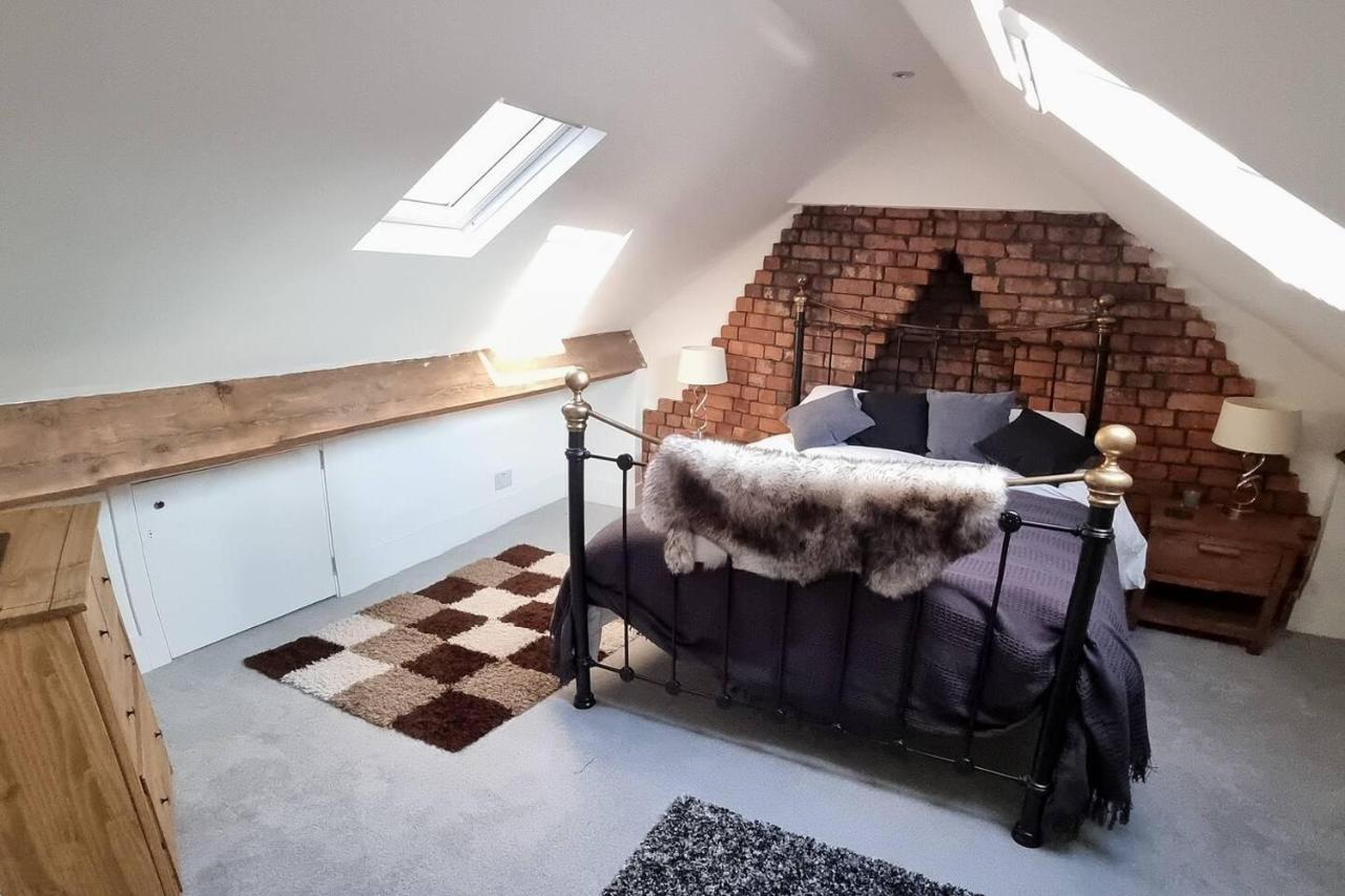 Modern 4-Bedroom Townhouse With Private Garden Abertillery エクステリア 写真