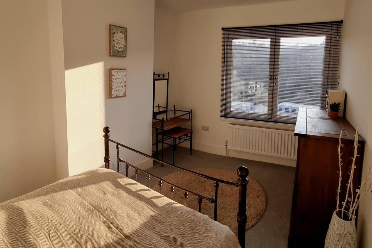 Modern 4-Bedroom Townhouse With Private Garden Abertillery エクステリア 写真