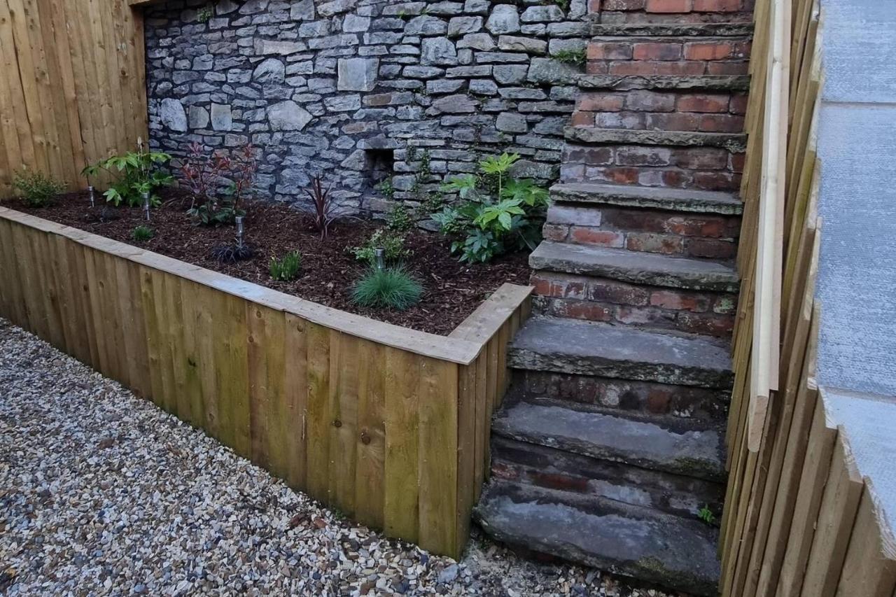 Modern 4-Bedroom Townhouse With Private Garden Abertillery エクステリア 写真