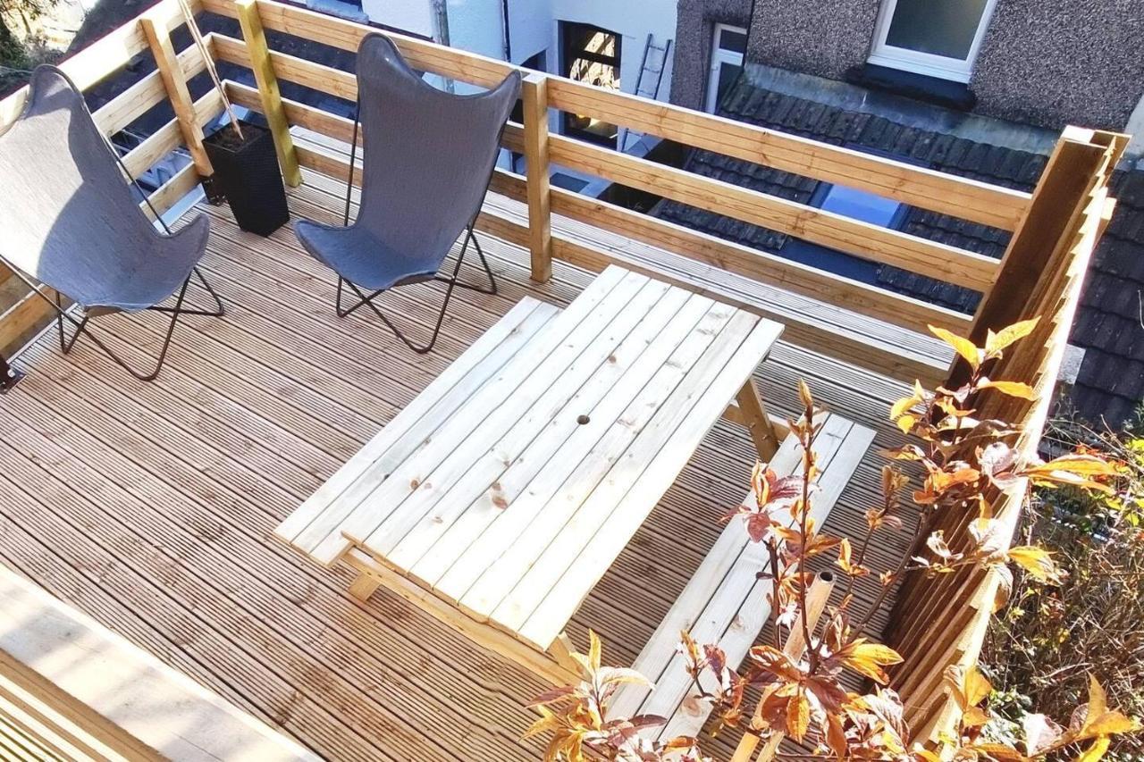Modern 4-Bedroom Townhouse With Private Garden Abertillery エクステリア 写真